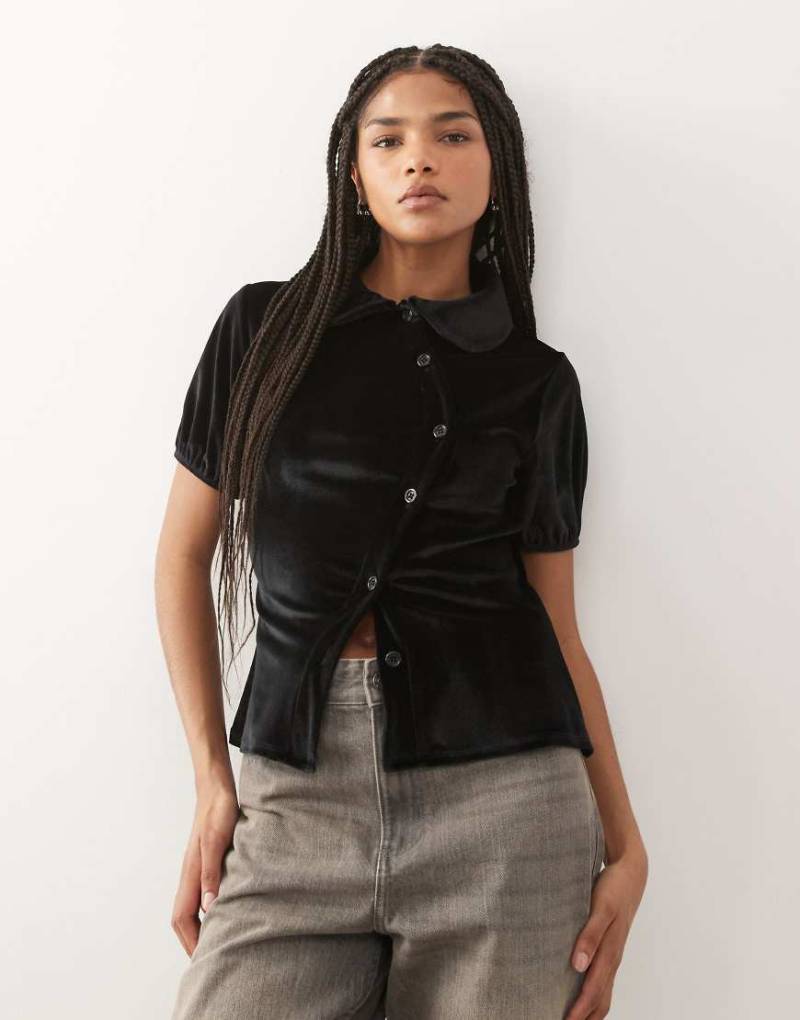 Reclaimed Vintage - Figurbetonte Hemdbluse aus Samt in Schwarz mit Puffärmeln und asymmetrischer Knopfleiste von Reclaimed Vintage