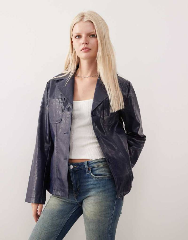 Reclaimed Vintage - Figurbetonter Blazer-Mantel in tintenblauer Lederoptik Reclaimed Vintage - Figurbetonter Blazer-Mantel in tintenblauer Lederoptik von Reclaimed Vintage