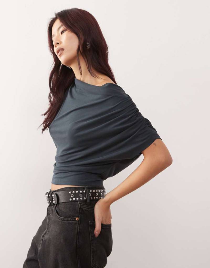 Reclaimed Vintage - Figurbetontes, drapiertes Oberteil in Anthrazit-Grau von Reclaimed Vintage