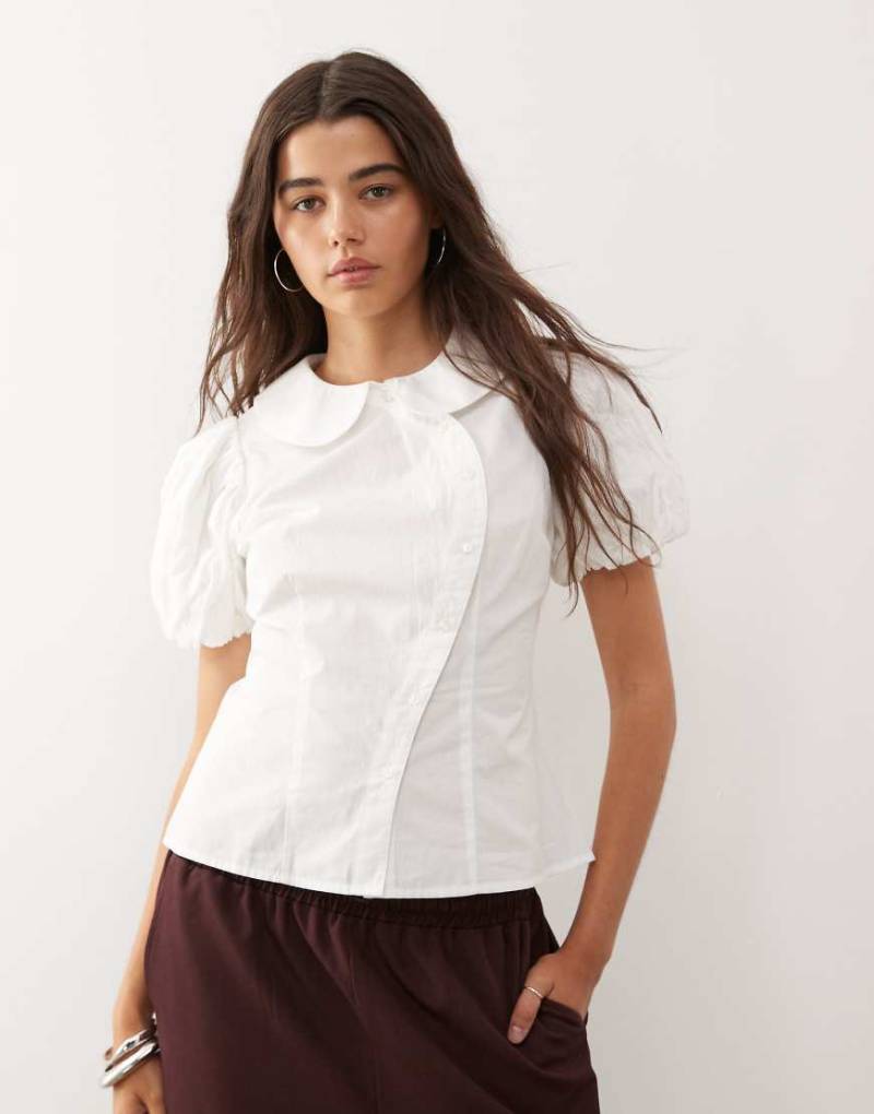 Reclaimed Vintage - Figurbetontes Hemd in Weiß mit Puffärmeln und asymmetrischer Knopfleiste von Reclaimed Vintage