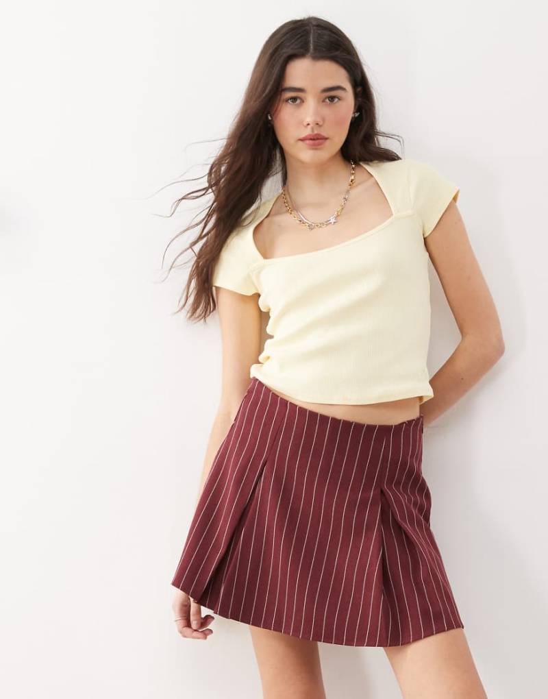 Reclaimed Vintage - Figurbetontes T-Shirt in Buttergelb mit eckigem Ausschnitt-Bunt von Reclaimed Vintage