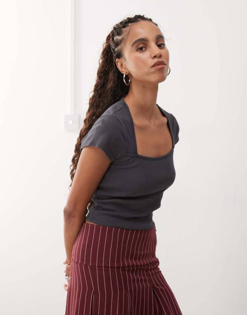 Reclaimed Vintage - Figurbetontes T-Shirt in Schwarz mit eckigem Ausschnitt von Reclaimed Vintage