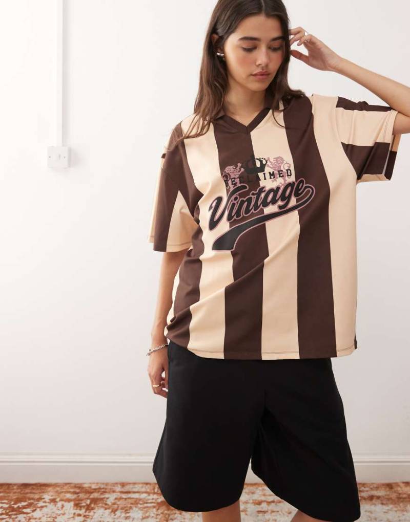 Reclaimed Vintage - Fußball-T-Shirt mit Markengrafik und Streifen in Braun und Buttergelb-Brown von Reclaimed Vintage