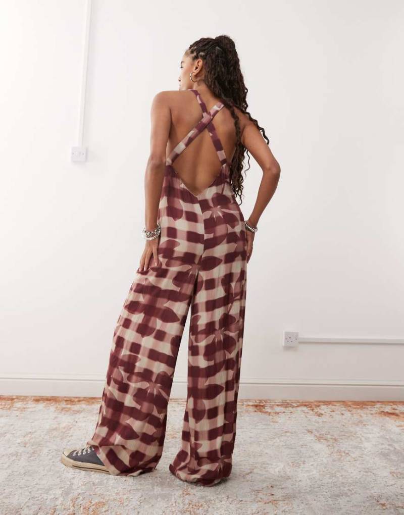 Reclaimed Vintage - Camisole-Jumpsuit mit Rückenausschnitt und floralem Karomuster in Rot-Bunt Reclaimed Vintage - Camisole-Jumpsuit mit Rückenausschnitt und floralem Karomuster in Rot-Bunt von Reclaimed Vintage