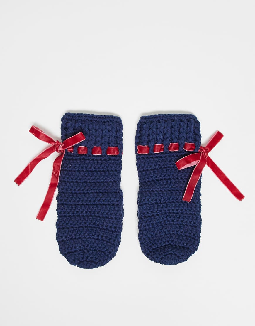 Reclaimed Vintage - Gehäkelte Fäustlinge in Blau mit Samtverzierung-Marineblau von Reclaimed Vintage