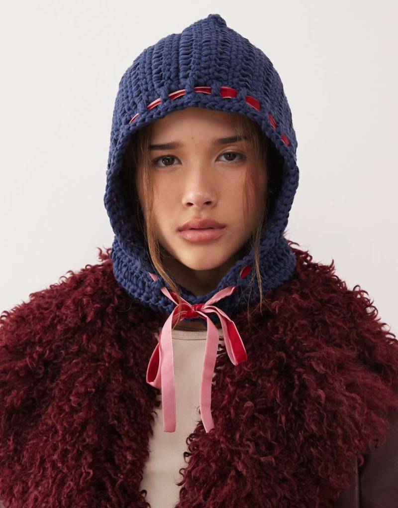 Reclaimed Vintage - Gehäkelte Haube in Marineblau und Rot mit Samtverzierung mit Schleife von Reclaimed Vintage