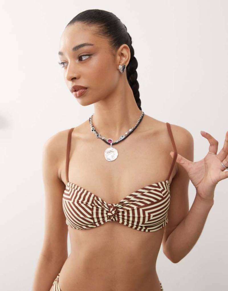 Reclaimed Vintage - Geknotetes Bustier-Bikinioberteil mit gespleißtem Streifenmuster in Schokobraun von Reclaimed Vintage