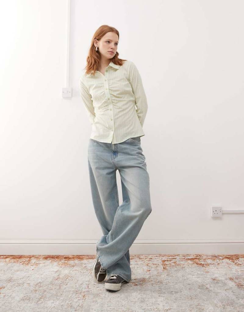 Reclaimed Vintage - Figurbetonte, taillierte Hemdbluse in gestreiftem Salbeigrün mit Raffung von Reclaimed Vintage