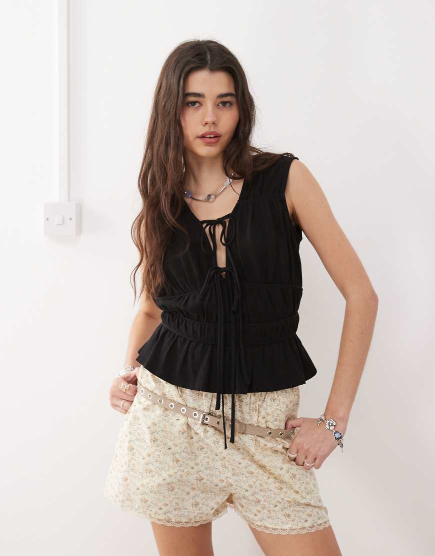 Reclaimed Vintage - Gerafftes, vorne gebundenes Oberteil aus Leinenmix in Schwarz von Reclaimed Vintage