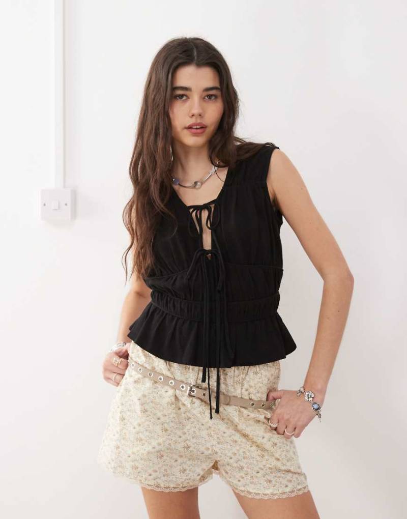 Reclaimed Vintage - Gerafftes, vorne gebundenes Oberteil aus Leinenmix in Schwarz von Reclaimed Vintage