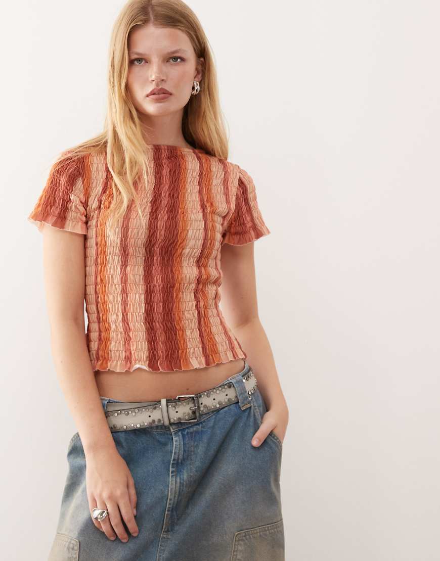 Reclaimed Vintage - Gerafftes, knapp geschnittenes T-Shirt in Rosa mit Sonnenuntergangs-Streifenmuster von Reclaimed Vintage