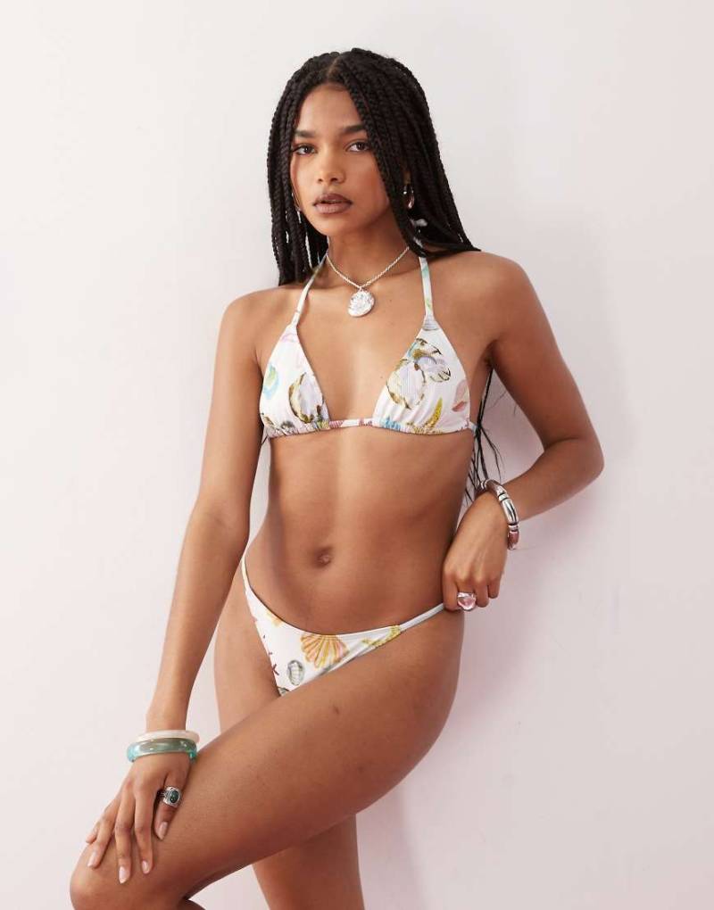 Reclaimed Vintage - Gerippte Bikinihose in Weiß mit schmalen Riemen und Muschelprint-Bunt von Reclaimed Vintage