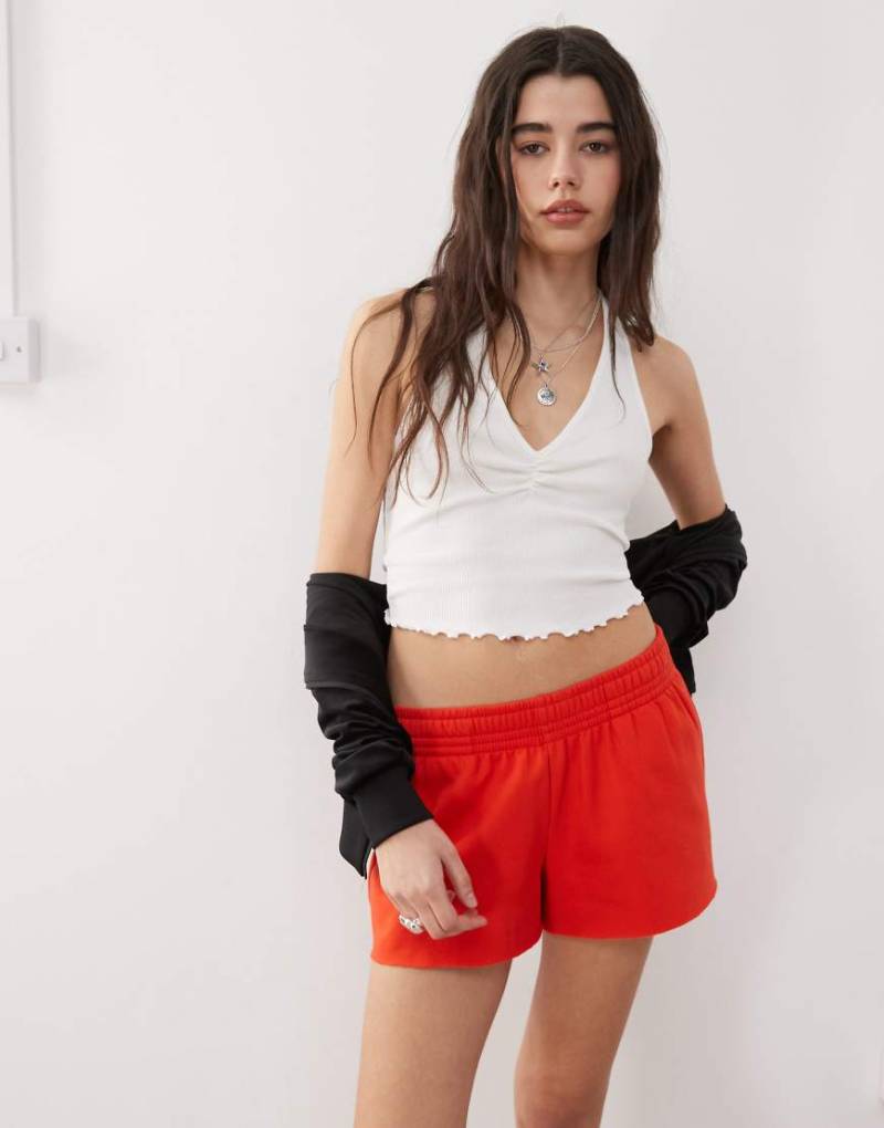 Reclaimed Vintage - Geripptes Neckholder-Oberteil in Weiß mit Raffung von Reclaimed Vintage