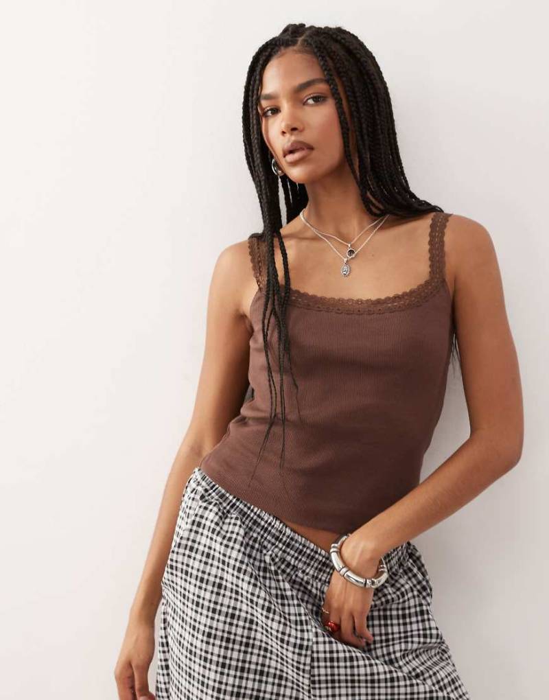 Reclaimed Vintage - Geripptes Oberteil in Braun mit Satin-Spitzenborte und U-Ausschnitt von Reclaimed Vintage