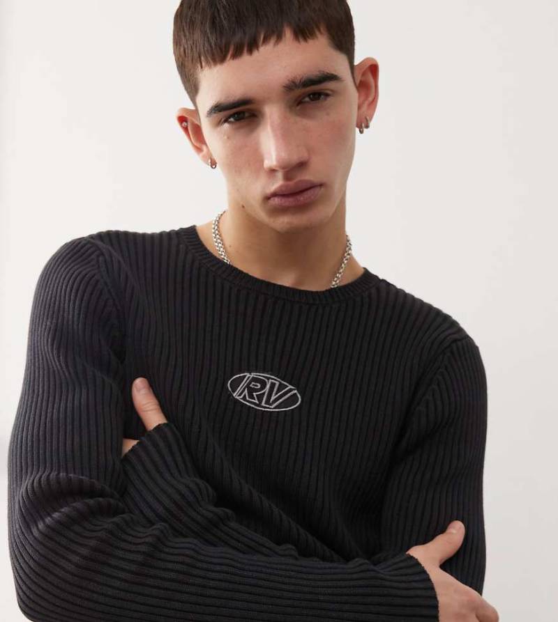 Reclaimed Vintage - Geripptes Strick-Oberteil in Schwarz mit Spray- und Logo-Aufnäher von Reclaimed Vintage