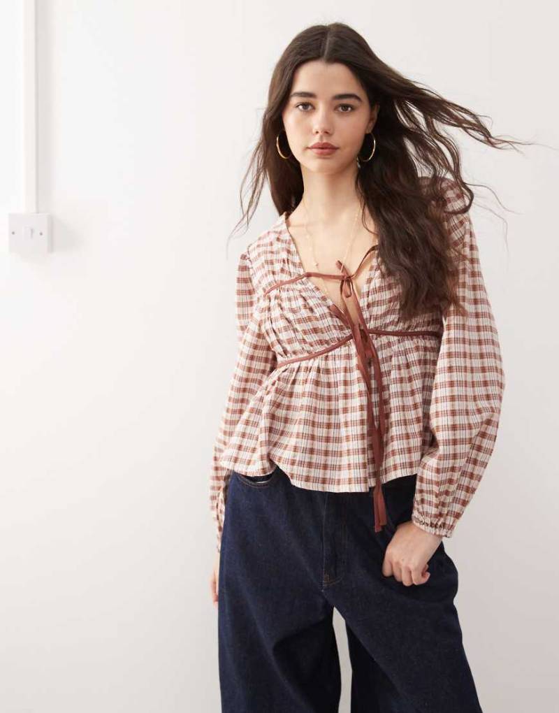 Reclaimed Vintage - Gesmoktes Top in Braun kariert mit Raffung-Bunt von Reclaimed Vintage
