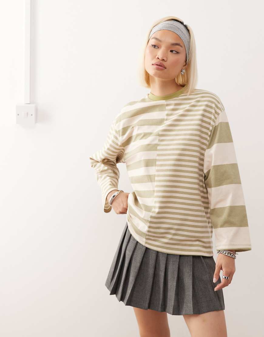 Reclaimed Vintage - Gespleißtes, langärmliges T-Shirt mit verschiedenen Streifen in Ecru und Khaki-Grün von Reclaimed Vintage