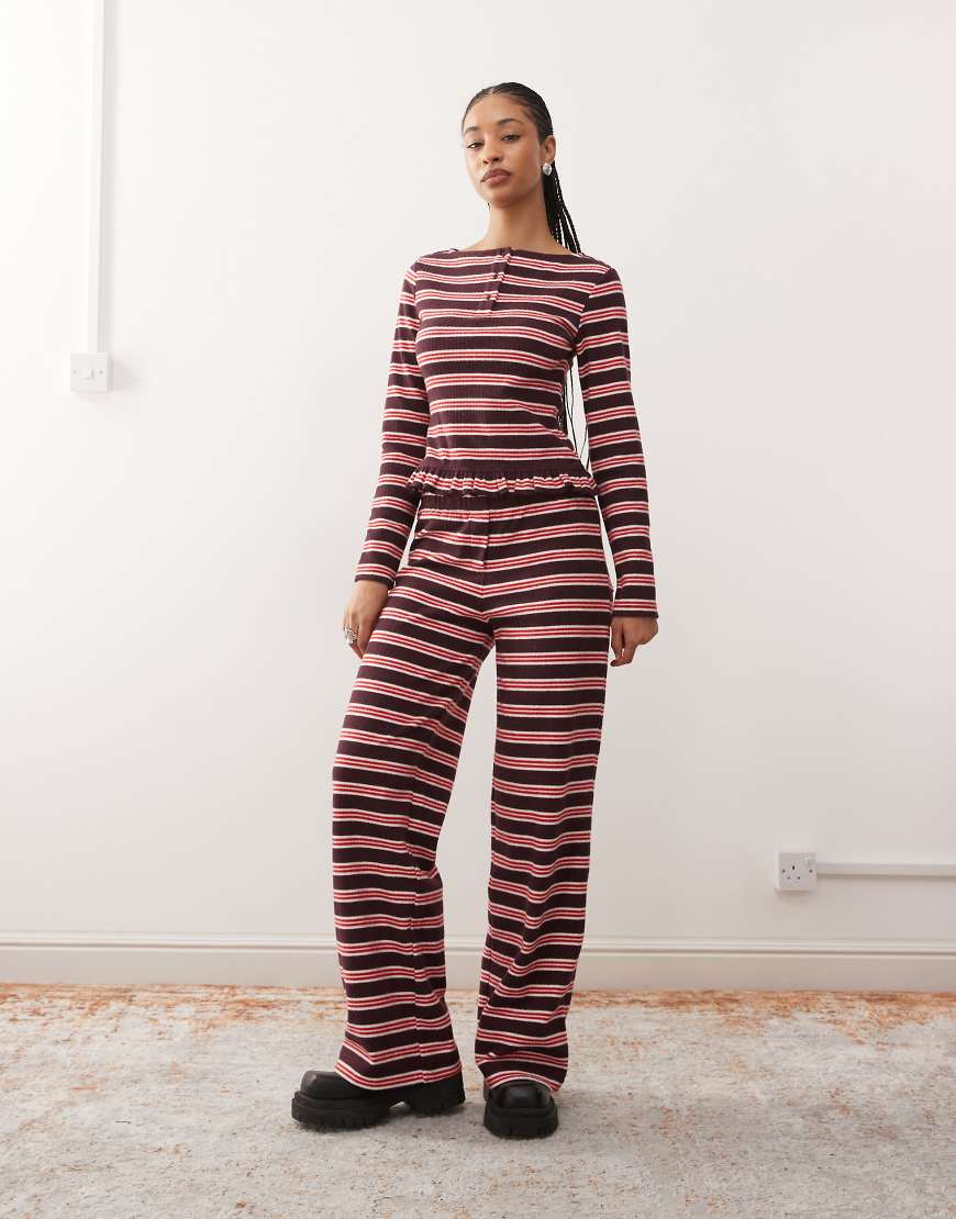 Reclaimed Vintage - Gestreifte Hose in Burgunderrot mit weitem Bein, Kombiteil Reclaimed Vintage - Gestreifte Hose in Burgunderrot mit weitem Bein, Kombiteil von Reclaimed Vintage