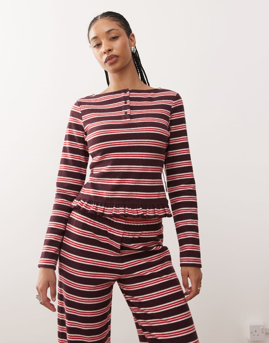 Reclaimed Vintage - Langärmliges Henley-Oberteil in gestreiftem Burgunderrot mit Rüschen-Saum, Kombiteil von Reclaimed Vintage