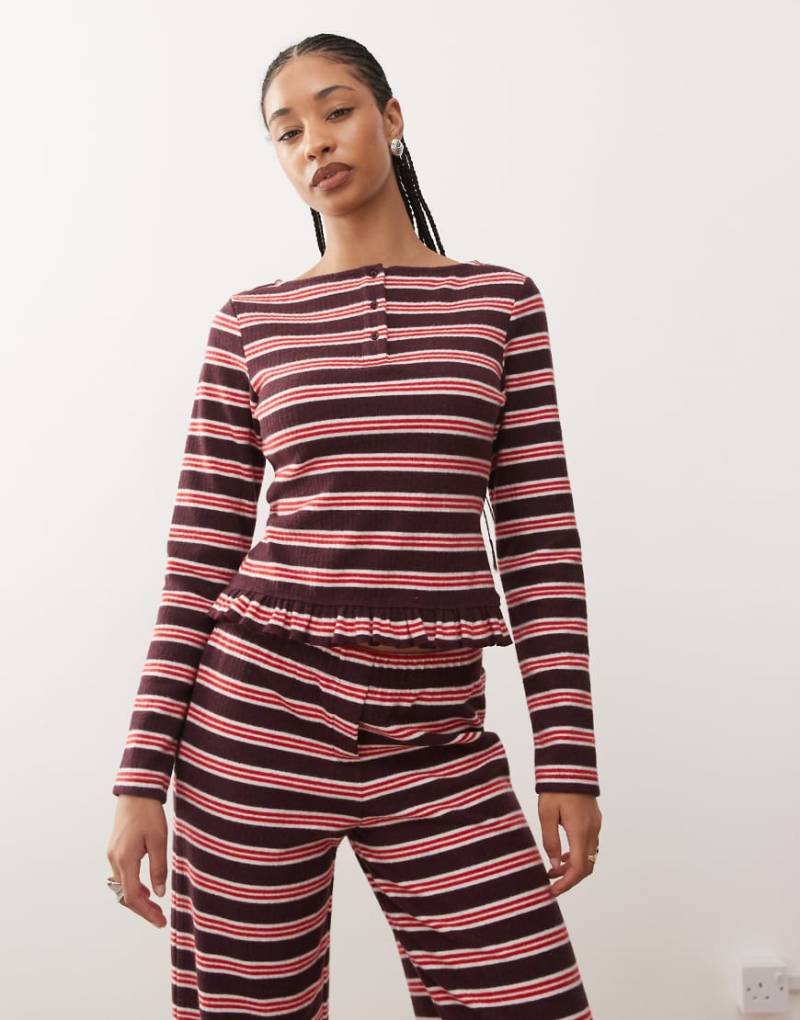 Reclaimed Vintage - Langärmliges Henley-Oberteil in gestreiftem Burgunderrot mit Rüschen-Saum, Kombiteil von Reclaimed Vintage
