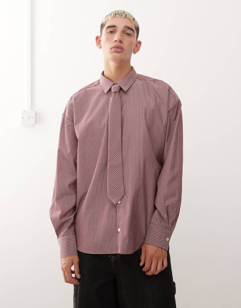 Reclaimed Vintage - Gestreiftes Oversize-Hemd in Burgunderrot mit Krawatte von Reclaimed Vintage