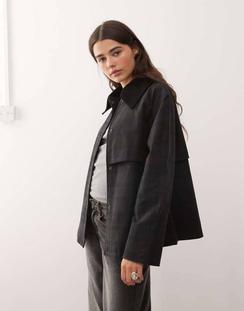 Reclaimed Vintage - Gewachste Cropped-Trenchjacke in kariertem Schwarz mit Oversize-Kragen von Reclaimed Vintage