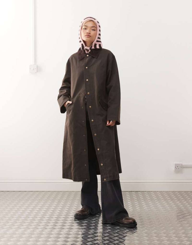 Reclaimed Vintage - Gewachster Longline-Trenchcoat in dunklem Schokobraun mit Cordkragen-Schwarz Reclaimed Vintage - Gewachster Longline-Trenchcoat in dunklem Schokobraun mit Cordkragen-Schwarz von Reclaimed Vintage