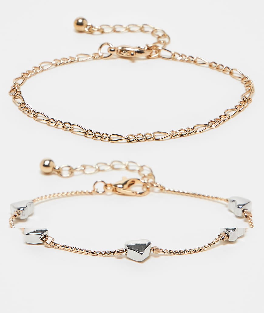 Reclaimed Vintage - Goldfarbene Armbänder mit Herzdetails im 2er-Pack Reclaimed Vintage - Goldfarbene Armbänder mit Herzdetails im 2er-Pack von Reclaimed Vintage