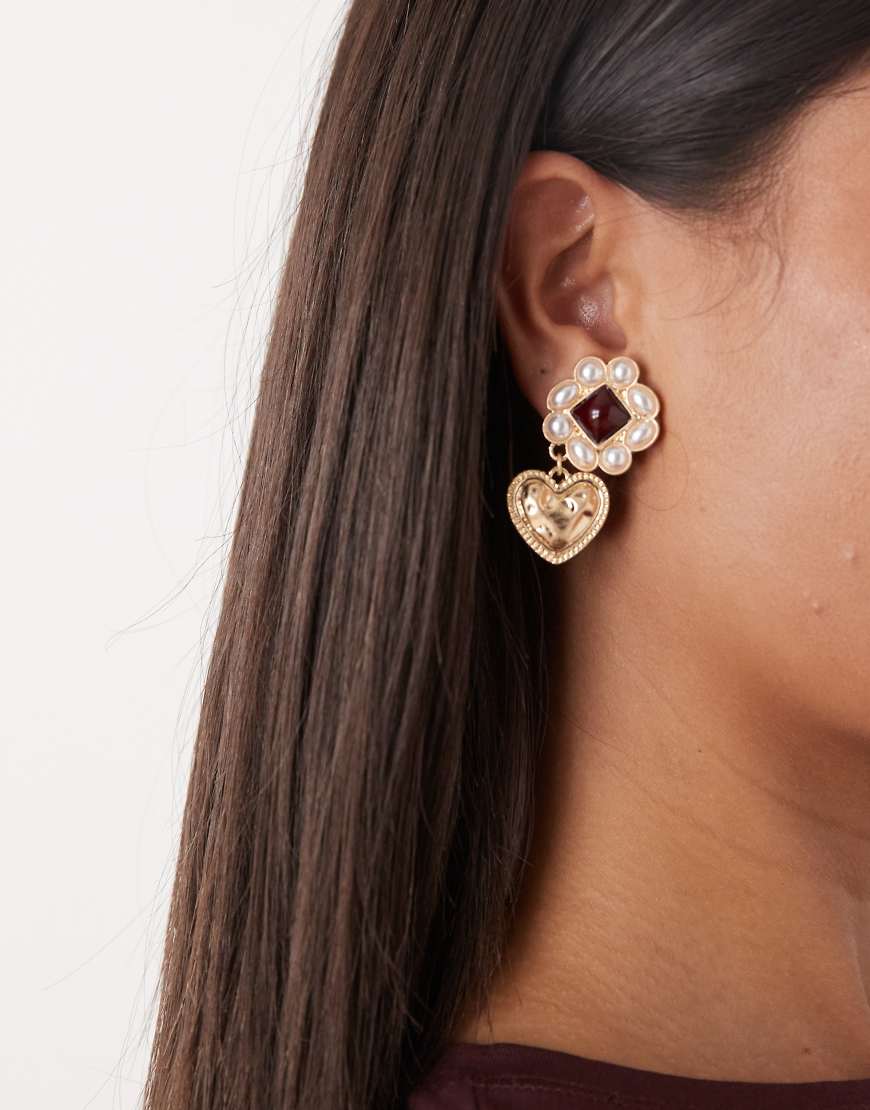 Reclaimed Vintage - Goldfarbene Ohrringe mit Herzanhänger und Steindetail von Reclaimed Vintage