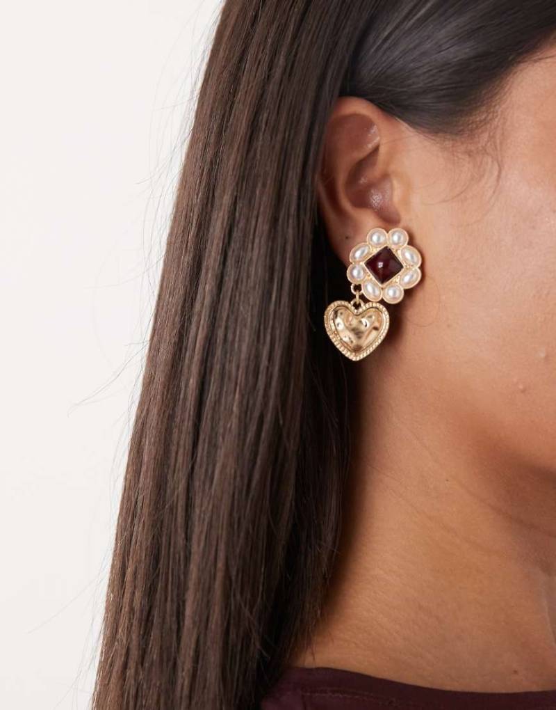 Reclaimed Vintage - Goldfarbene Ohrringe mit Herzanhänger und Steindetail von Reclaimed Vintage