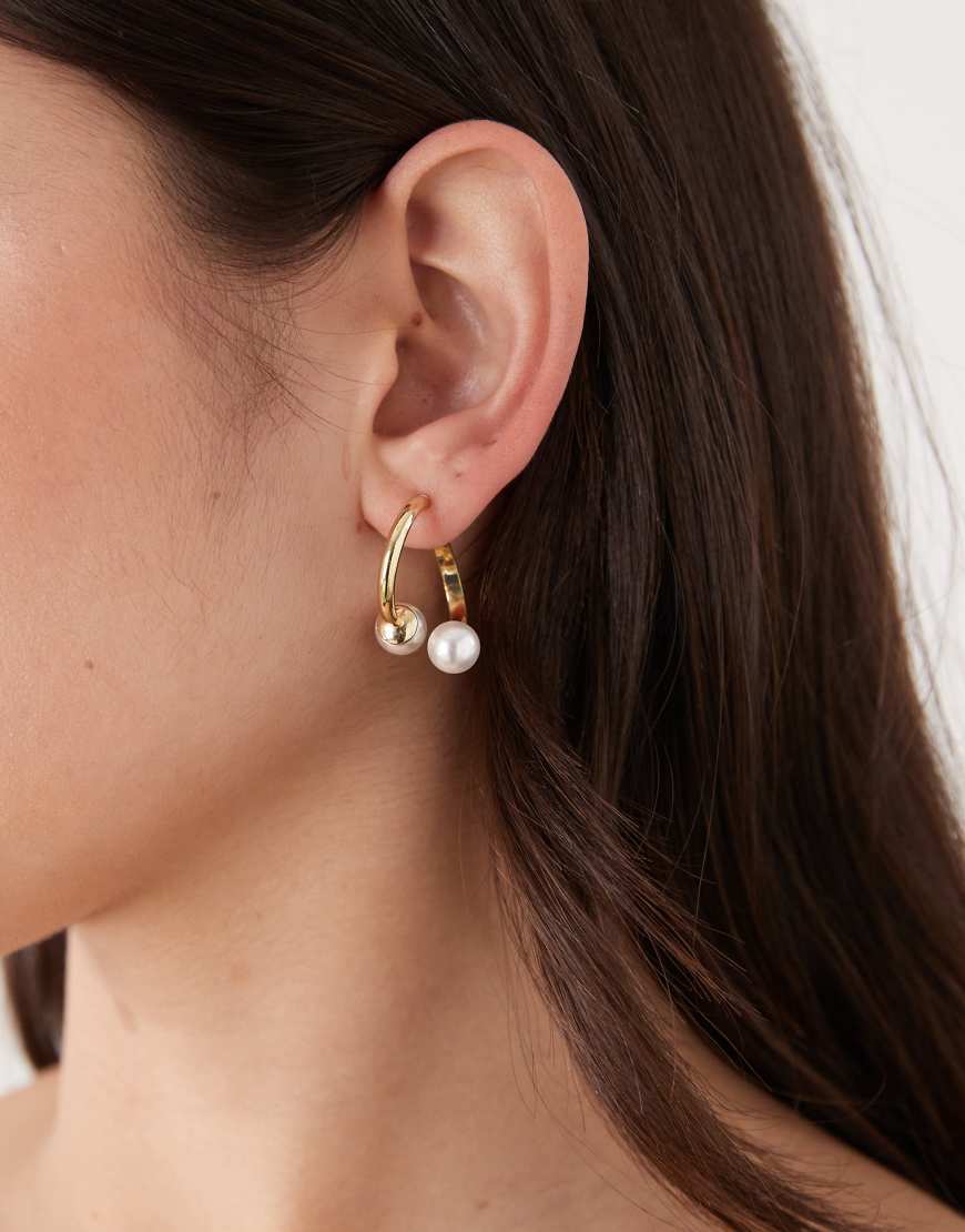 Reclaimed Vintage - Goldfarbener Creolen mit offenen Kanten und Zierperlen von Reclaimed Vintage