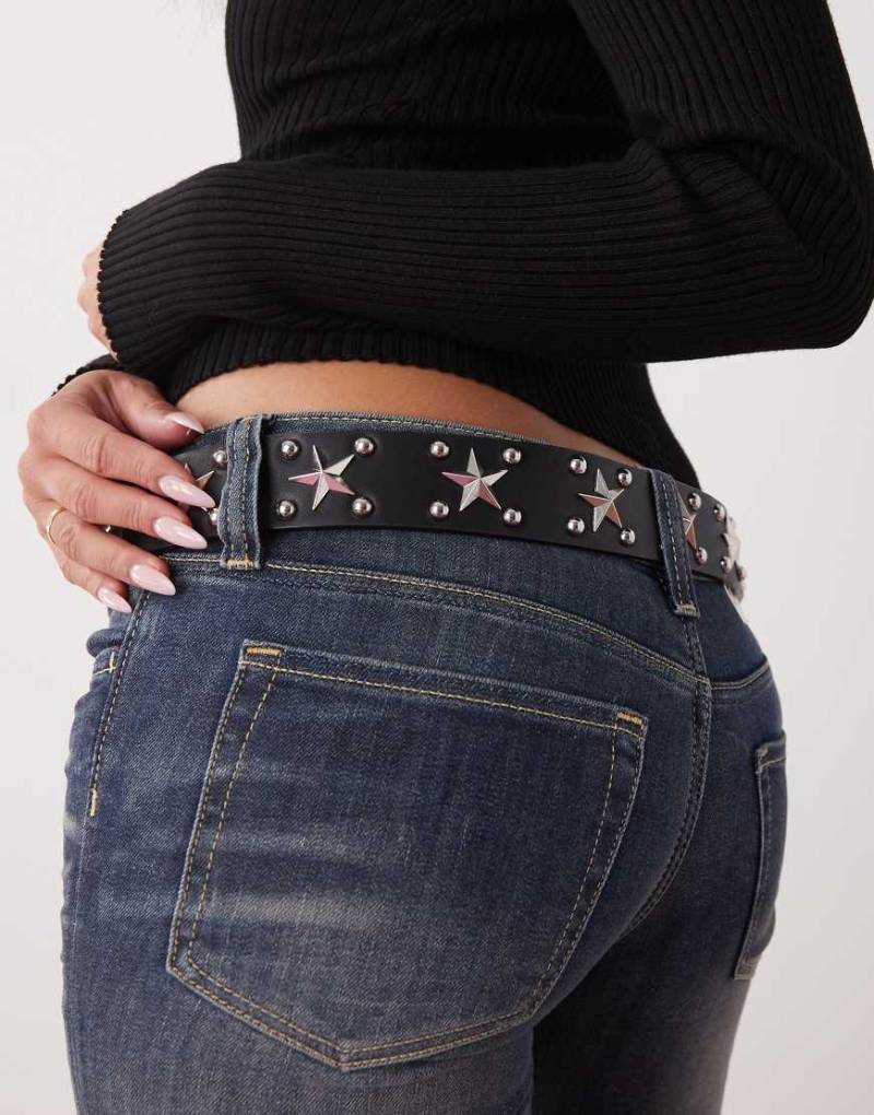 Reclaimed Vintage - Gürtel in Schwarz mit silberfarbenen Sternen von Reclaimed Vintage