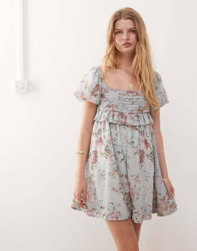 Reclaimed Vintage - Schulterfreies Babydoll-Kleid in Blau geblümt mit Falten-Bunt von Reclaimed Vintage