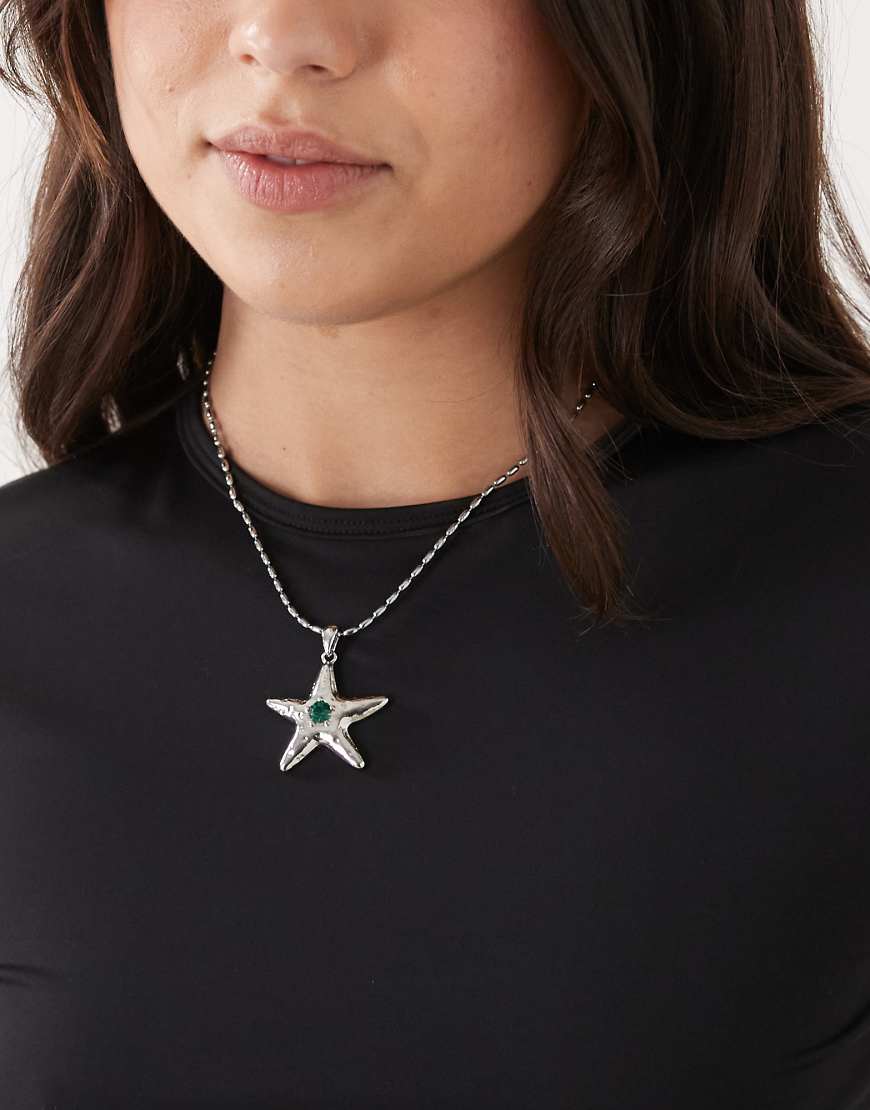 Reclaimed Vintage - Halskette in Silberoptik mit geschmolzenem Sternanhänger mit smaragdgrünem Schmuckstein von Reclaimed Vintage