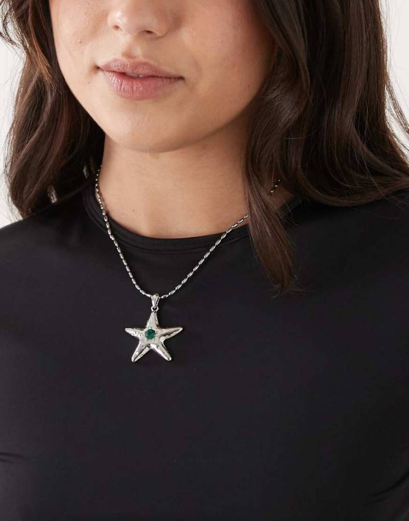 Reclaimed Vintage - Halskette in Silberoptik mit geschmolzenem Sternanhänger mit smaragdgrünem Schmuckstein von Reclaimed Vintage