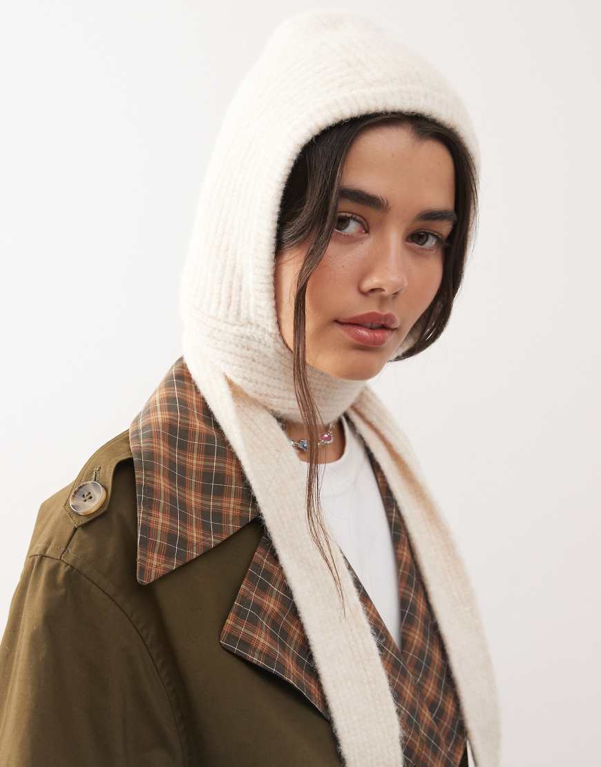 Reclaimed Vintage - Haubenmütze in Haferbeige mit Markenlogo-Aufnäher-Weiß von Reclaimed Vintage