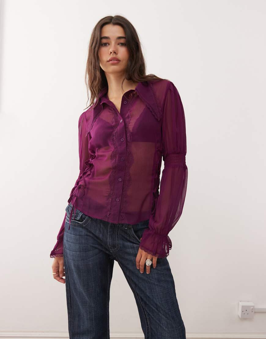 Reclaimed Vintage - Transparente Bluse mit Spitze und markantem Kragen in Lila von Reclaimed Vintage