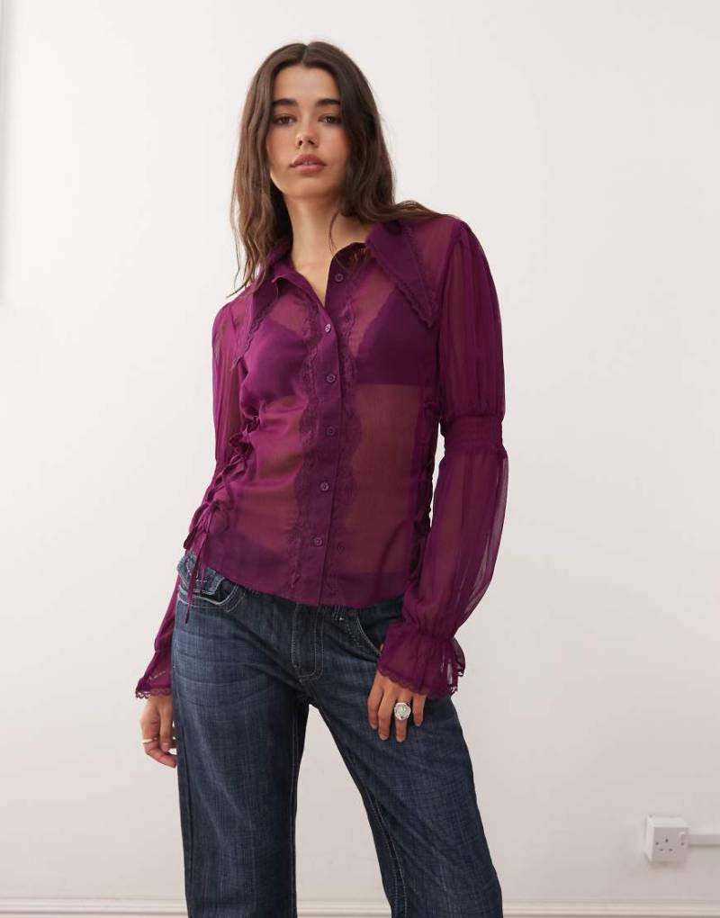Reclaimed Vintage - Transparente Bluse mit Spitze und markantem Kragen in Lila von Reclaimed Vintage