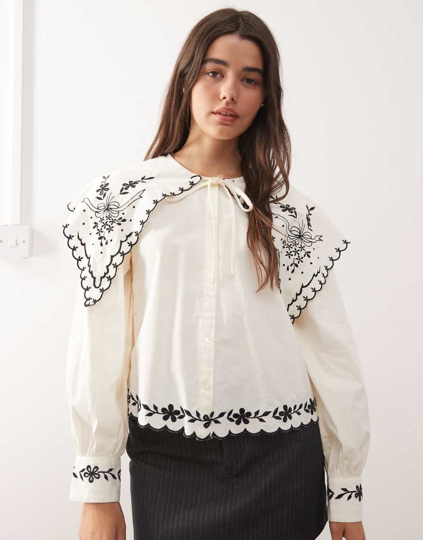 Reclaimed Vintage - Oversize-Hemdbluse in Cremeweiß mit besticktem Kragen-Bunt von Reclaimed Vintage