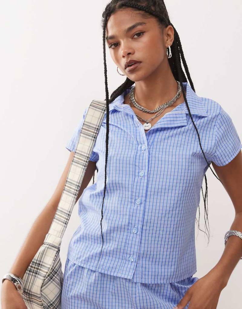 Reclaimed Vintage - Knapp geschnittene Hemdbluse in kariertem Blau mit Kappärmeln, Kombiteil von Reclaimed Vintage