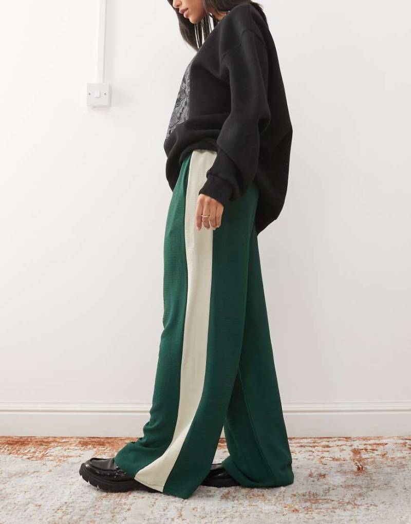 Reclaimed Vintage - Hose in Grün mit weitem Bein und kontrastierendem Seitenstreifen von Reclaimed Vintage