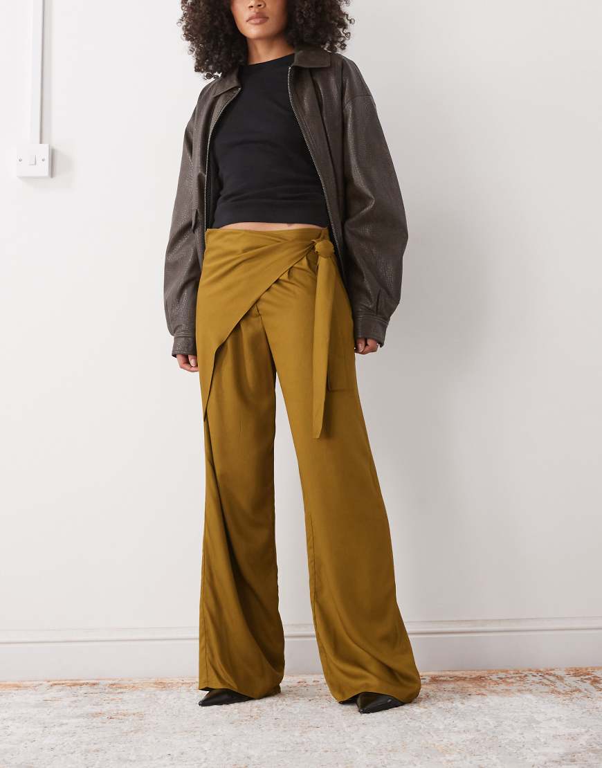 Reclaimed Vintage - Hose in Khakigrün mit weitem Bein und gebundenem Wickeldetail Reclaimed Vintage - Hose in Khakigrün mit weitem Bein und gebundenem Wickeldetail von Reclaimed Vintage