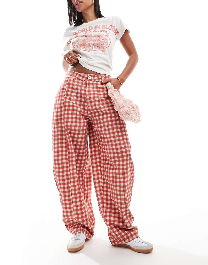 Reclaimed Vintage - Hose in Rot mit Vichy-Karos und Barrel-Leg-Fit Reclaimed Vintage - Hose in Rot mit Vichy-Karos und Barrel-Leg-Fit von Reclaimed Vintage