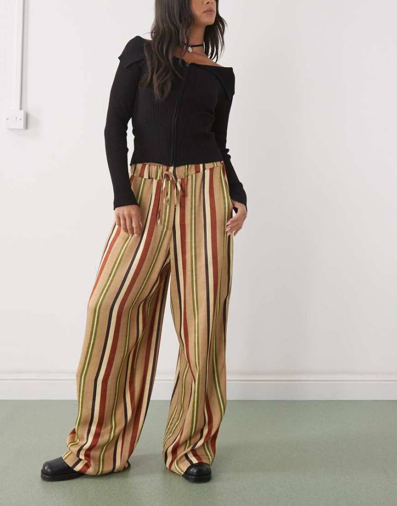 Reclaimed Vintage - Hose in Satinoptik mit Streifen in Braun und Grün, weitem Bein und elastischem Bund-Bunt Reclaimed Vintage - Hose in Satinoptik mit Streifen in Braun und Grün, weitem Bein und elastischem Bund-Bunt von Reclaimed Vintage