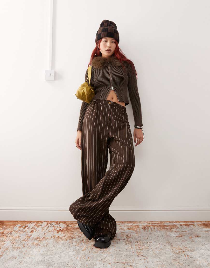 Reclaimed Vintage - Hose in Schokobraun mit Nadelstreifen und weitem Bein von Reclaimed Vintage