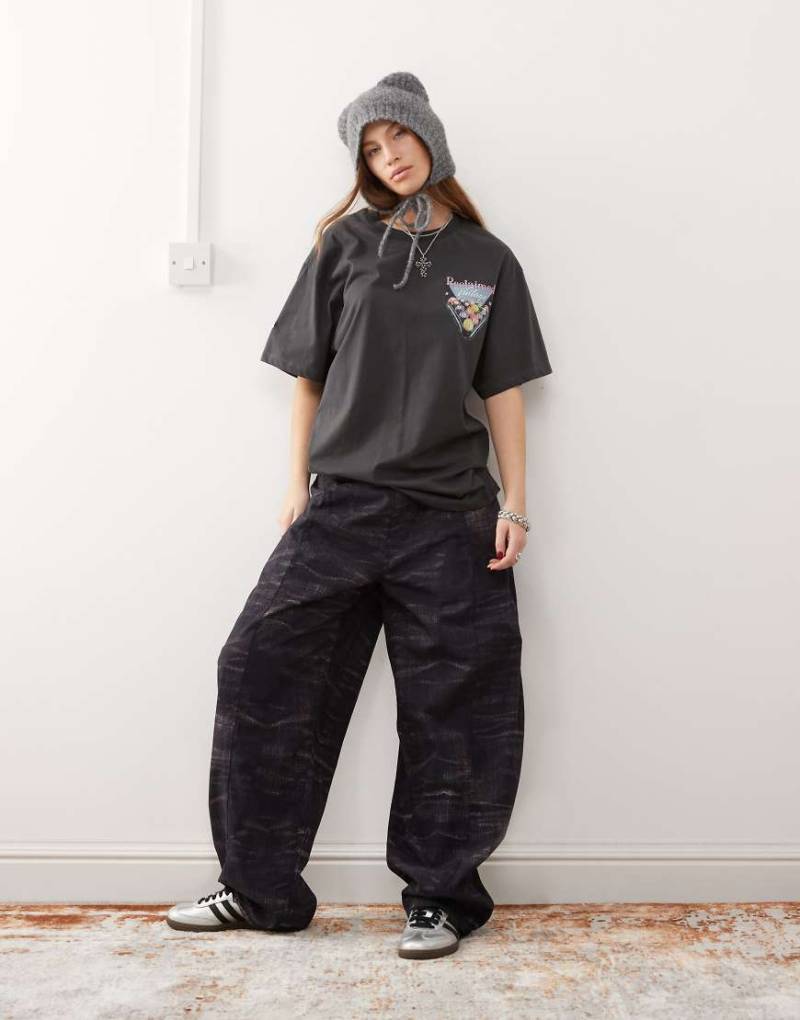 Reclaimed Vintage - Hose im Denim-Look in burgunderroter Used-Optik mit weitem Bein von Reclaimed Vintage
