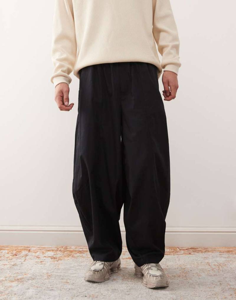 Reclaimed Vintage - Hose in verwaschenem Schwarz mit Ballon-Beinschnitt-Grau von Reclaimed Vintage