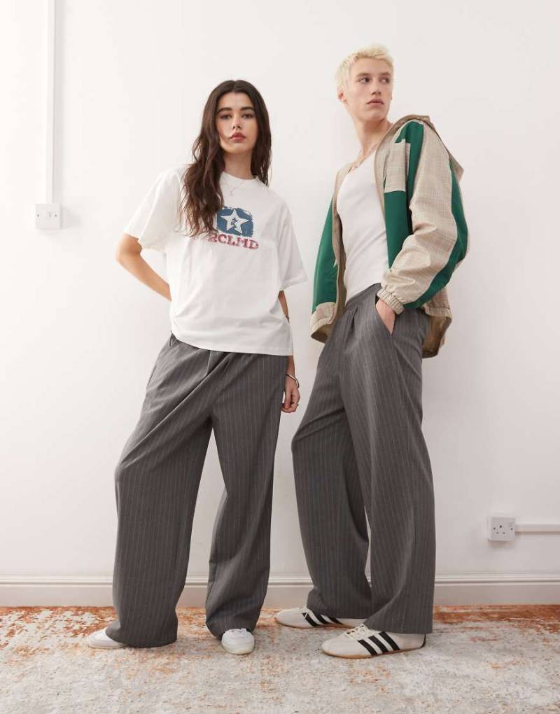 Reclaimed Vintage - Unisex-Schlupfhose in Anthrazit mit weitem Bein und Nadelstreifen-Grau von Reclaimed Vintage