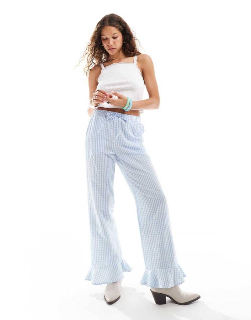 Reclaimed Vintage - Hose mit Vichykaros in Blau, Rüschensaum und elastischem Bund von Reclaimed Vintage