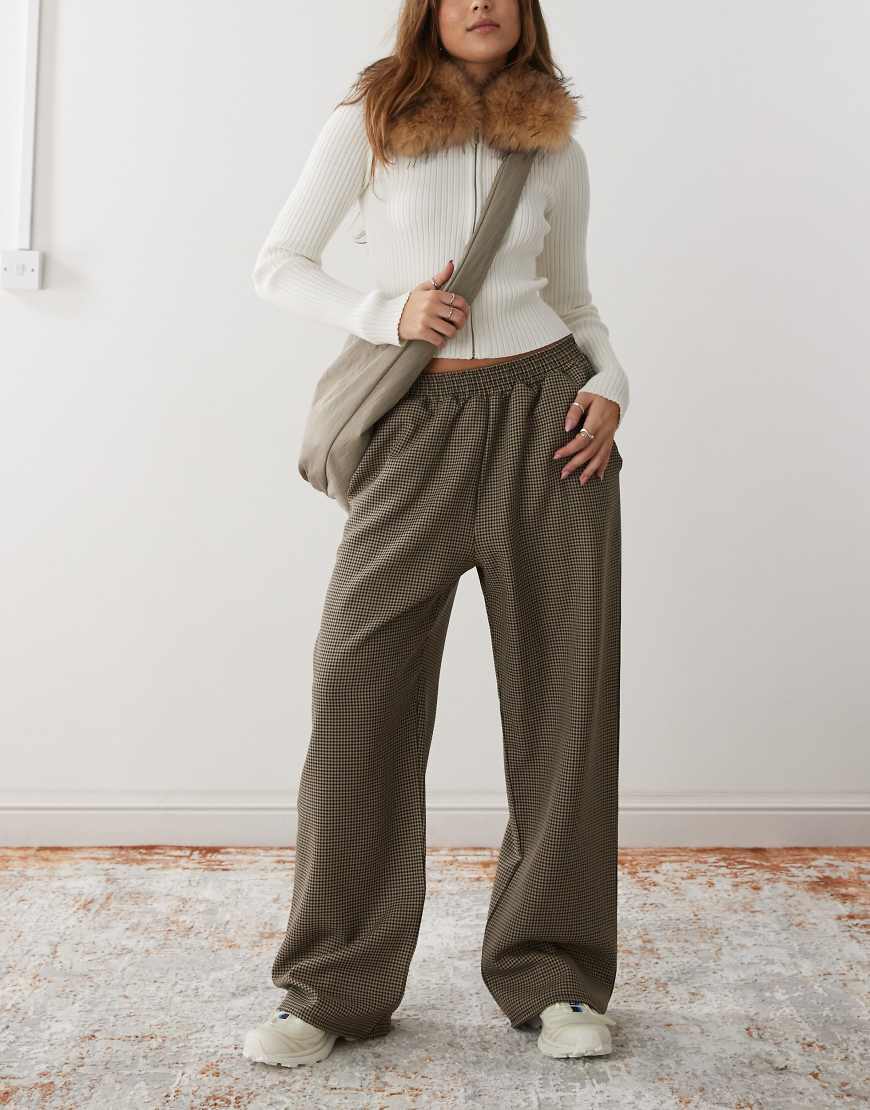Reclaimed Vintage - Hose zum Hochziehen in Braun mit kleinem Karomuster von Reclaimed Vintage